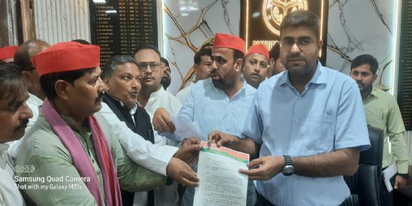 मतदाता सूची से नाम काटने की शिकायत लेकर डीएम से मिले सपा नेता