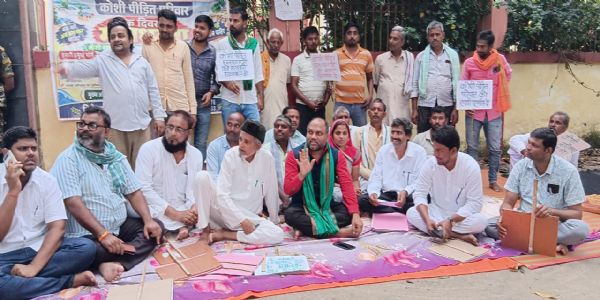 कोशी बाढ़-कटाव पीड़ितों का मुआवजा व स्थायी पुनर्वास को लेकर एक दिवसीय धरना
