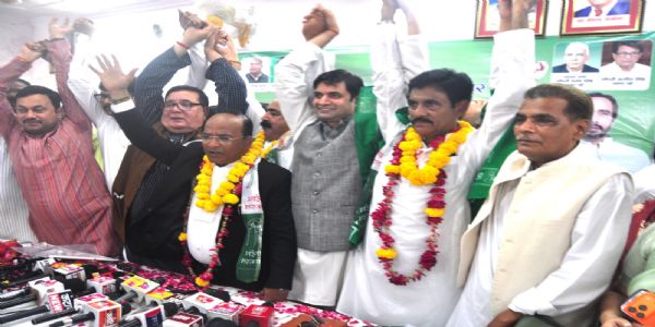 रालोद के प्रदेश मुख्यालय में सदस्यता ग्रहण कार्यक्रम, सैकड़ों लोगों ने थामा पार्टी का दामन