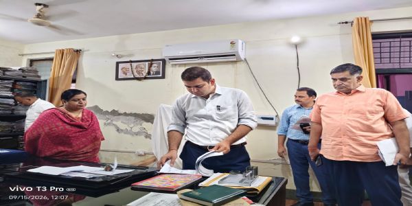 डीएम ने उप निबंधक कार्यालय का आकस्मिक निरीक्षण किया
