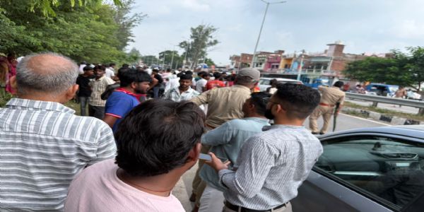 हाईवे किनारे युवक का शव मिला,हत्या की आशंका