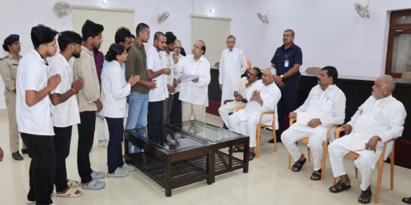 छात्र-छात्राओं के  प्रतिनिधिमंडल ने नीतीश कुमार से की मुलाकात, सौंपा मांग पत्र