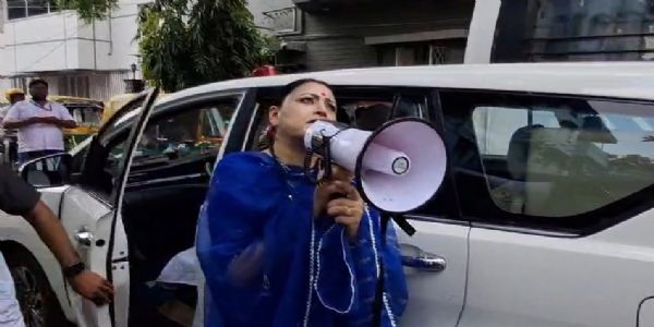 सॉल्टलेक में अचानक निरीक्षण पर निकलीं मंत्री अग्निमित्रा पाल