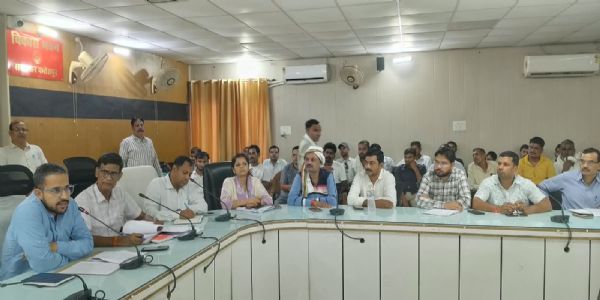 फसल अवशेष जलाने की रोकथाम को लेकर सीडीओ की अध्यक्षता में हार्वेस्टर स्वामियों की बैठक