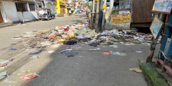 रिषड़ा में नागरिक सुविधाओं पर सवाल, एन.एस. रोड पर जगह-जगह कूड़े के ढेर
