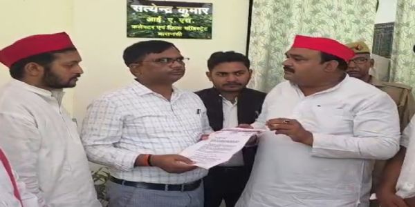 वाराणसी : सीवर से बोरियां निकलने के मामले में समाजवादी पार्टी ने जिलाधिकारी से की मजिस्ट्रीयल जांच की मांग