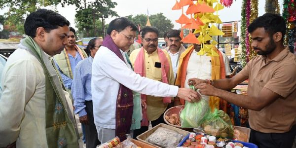माटी के दीयों में सजेगा जनभावनाओं का उजाला, मंत्री लखन लाल देवांगन ने खरीदे मिट्टी के दीये