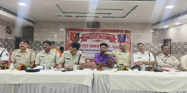 दुर्गापूजा को लेकर कुल्टी क्लब में पुलिस की पूजा कमेटियों के साथ बैठक