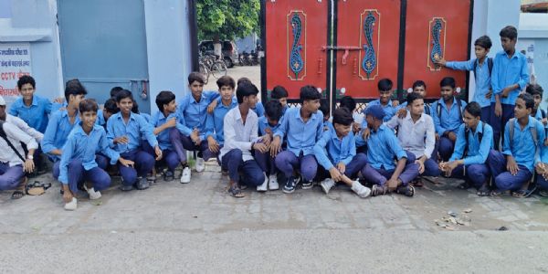 प्राचार्य पर कार्रवाई की मांग को लेकर छात्रों का हंगामा, एसडीओ ने दो घंटे तक की विद्यालय की जांच