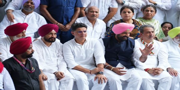धड़ों में बंटी कांग्रेस पहली बार एक मंच पर आई