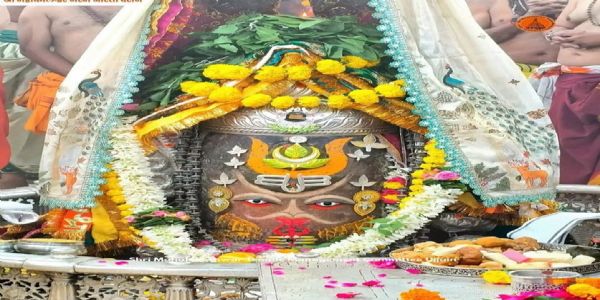 भस्म आरती में राजा स्वरूप में सजे महाकाल, रजत चंद्र-त्रिशूल और मुण्डमाल से हुआ शृंगार