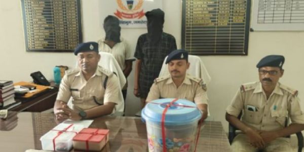 चोरी का खुलासा, दो आरोपित गिरफ्तार