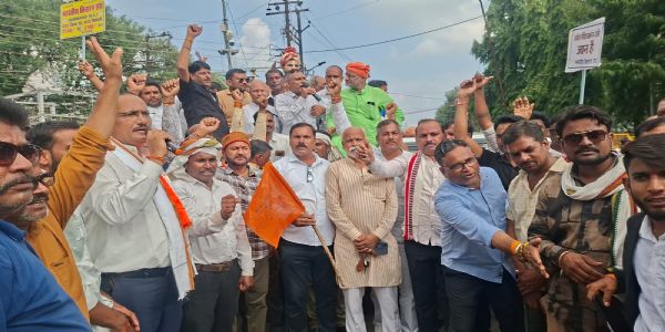 जबलपुरः एमएसपी की गारंटी को लेकर सड़कों पर उतरे किसान, ट्रैक्टर रैली निकाल कलेक्ट्रेट पहुंचे