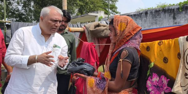 बाढ़ पीड़ितों के बीच पहुंचे कांग्रेस राष्ट्रीय प्रवक्ता ज्योति कुमार सिंह, सरकार से की 10 हजार करोड़ के राहत पैकेज और राष्ट्रीय आपदा घोषित करने की मांग