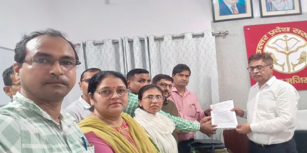 लखनऊ : मानदेय विसंगति पर आयुष चिकित्सकों ने जिलाधिकारियों के माध्यम से मुख्यमंत्री को सौंपा ज्ञापन