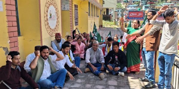 ज्योर्तिमठ अस्पताल की बदहाल व्यवस्थाओं के विरोध में यूकेडी का प्रदर्शन