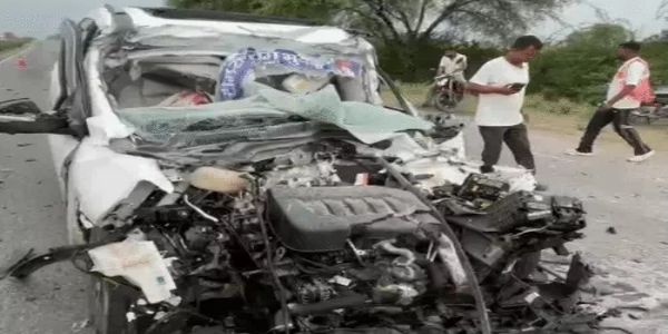 लाइव करते हुए 195 की रफ्तार में दौड़ा रहा था एसयूवी, डंपर में घुसते ही मौत