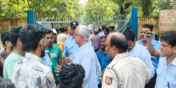 बर्नपुर रिवरसाइड का रास्ता बंद किए जाने पर स्थानीय लोगों का प्रदर्शन