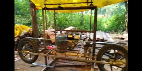 अवैध चिरान स्थल पर वन विभाग की छापेमारी, जुगाड़ मशीन जब्त