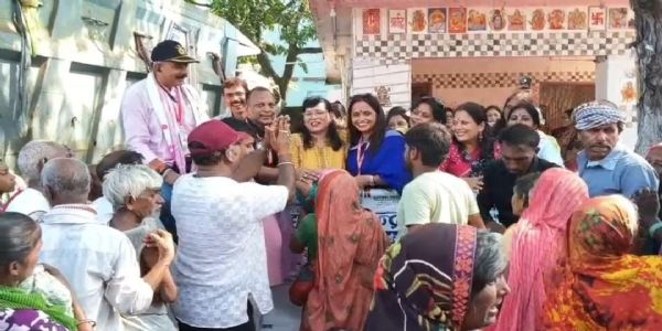 माँ आनंदी संस्था ने लगाया राहत शिविर, बेघर हुए सैकड़ो पीड़ितों के बीच बांटी सामग्री