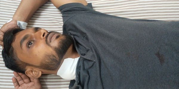 देवरिया : पूर्व चेयरमैन और अधिवक्ता बेटे पर चाकू से हमला, घायल हालत में पिता गाेरखपुर रेफर