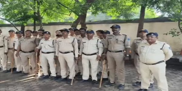 धार में वराह मार्च को लेकर बड़ी संख्या में पुलिसकर्मी तैनात धार में वराह मार्च को लेकर बड़ी संख्या में पुलिसकर्मी तैनात