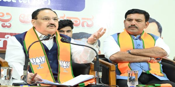 बेंगलुरु में एक प्रेस कॉन्फ्रेंस में बोलते हुए केंद्रीय मंत्री जे.पी.नड्डा। बेंगलुरु में एक प्रेस कॉन्फ्रेंस में बोलते हुए केंद्रीय मंत्री जे.पी.नड्डा।