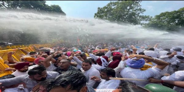 चंडीगढ़ पुलिस कांग्रेस नेताओं पर पानी की बाैछार करते हुए चंडीगढ़ पुलिस कांग्रेस नेताओं पर पानी की बाैछार करते हुए