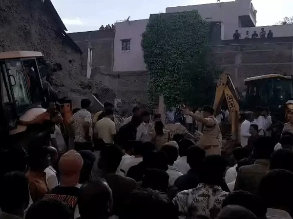 इंदौर में जर्जर मकान तोड़ते समय पड़ोसी की दीवार भरभराकर गिरी इंदौर में जर्जर मकान तोड़ते समय पड़ोसी की दीवार भरभराकर गिरी