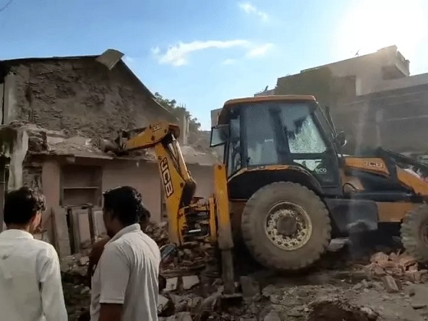 इंदौर में जर्जर मकान तोड़ते समय पड़ोसी की दीवार भरभराकर गिरी इंदौर में जर्जर मकान तोड़ते समय पड़ोसी की दीवार भरभराकर गिरी