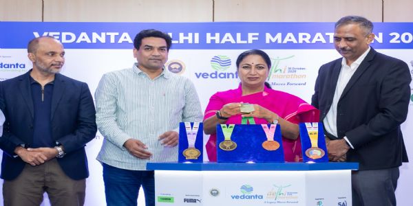 मुख्यमंत्री रेखा गुप्ता ने वेदांता दिल्ली हाफ मैराथन 2026 के फिनिशर मेडल का किया अनावरण