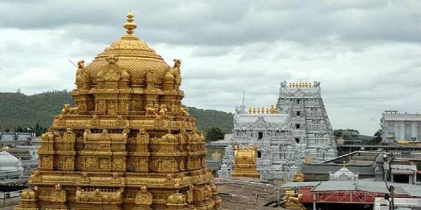 तिरुपति स्थित भगवान वेंकटेश्वर का मंदिर तिरुपति स्थित भगवान वेंकटेश्वर का मंदिर