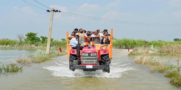 बाढ़ प्रभावित क्षेत्रों में का ट्रैक्टर से दौरा करते हुए केंद्रीय मंत्री शिवराज और मुख्यमंत्री बाढ़ प्रभावित क्षेत्रों में का ट्रैक्टर से दौरा करते हुए केंद्रीय मंत्री शिवराज और मुख्यमंत्री
