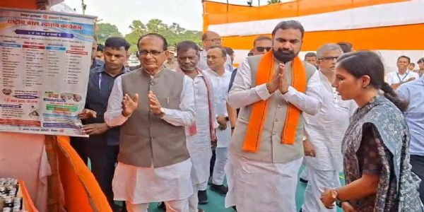 पीड़ितों से मिलते शिवराज सिंह और सीएम पीड़ितों से मिलते शिवराज सिंह और सीएम
