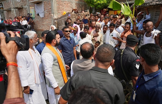 बाढ़ प्रभावित लोगों से बातचीत करते केंद्रीय मंत्री शिवराज और मुख्यमंत्री सम्राट बाढ़ प्रभावित लोगों से बातचीत करते केंद्रीय मंत्री शिवराज और मुख्यमंत्री सम्राट