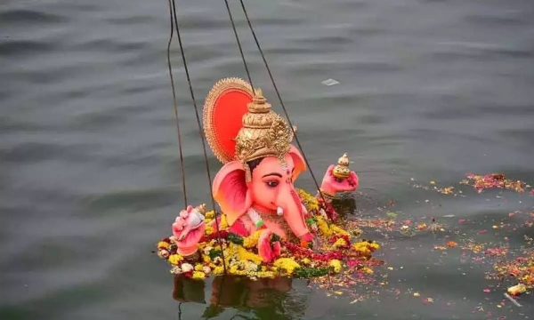 हैदराबाद के हुसैन सागर में गणेश विसर्जन का प्रतीकात्मक तस्वीर हैदराबाद के हुसैन सागर में गणेश विसर्जन का प्रतीकात्मक तस्वीर