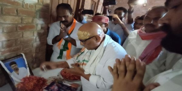 जौनपुर : विशाल यादव के परिजनों से मिले कांग्रेस प्रदेश अध्यक्ष अजय राय, बाेले- जौनपुर में ‘बुलडोजर एक्शन’ कब होगा ?