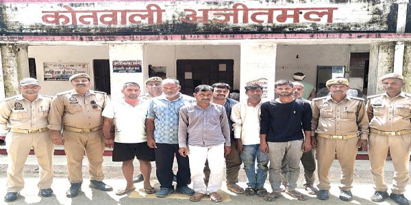 औरैया : जुआ खेलते समय सात गिरफ्तार, 26,830 रुपये बरामद
