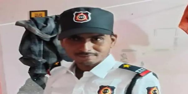 औरैया : पेड़ से फंदे के सहारे लटका मिला युवक का शव