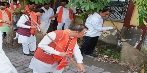 झाडू लेकर उतरे भाजपा नेता, बोले-स्वच्छता को अभियान नहीं, जनआंदोलन बनाना होगा