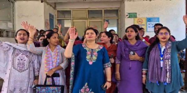 लंबित मांगों को लेकर एनएचएम कर्मचारियों ने सीएमओ कार्यालय में की नारेबाजी