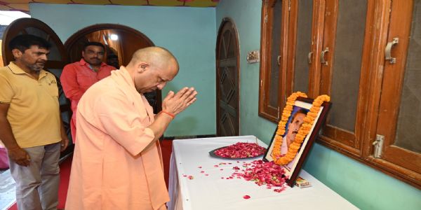 मुख्यमंत्री योगी ने दिवंगत अधिवक्ताओं के परिवार को दिया आर्थिक संबल