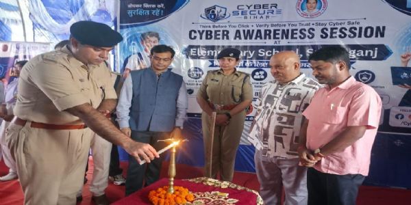छात्रों को दिए गए डिजिटल सुरक्षा के टिप्स, कई अधिकारी सम्मानित