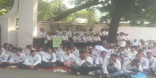 पीजी रेजिडेंट डॉक्टरों की हड़ताल स्थगित मिला आश्वासन