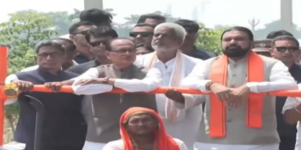 केंद्रीय मंत्री शिवराज सिंह चौहान ने बिहार के बाढ़ प्रभावित इलाकों का लिया जायजा, किसानों से नुकसान की ली जानकारी