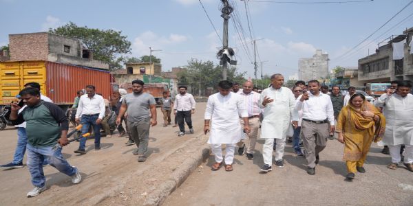 एमसीडी नेता सदन जय भगवान यादव ने नजफगढ़ जोन के नंगली डेयरी का किया निरीक्षण