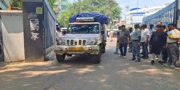 मालदा में कारोबारी संगठनों की पहल, भूतनी के बाढ़ प्रभावितों के लिए भेजी गई 10 ट्रक राहत सामग्री