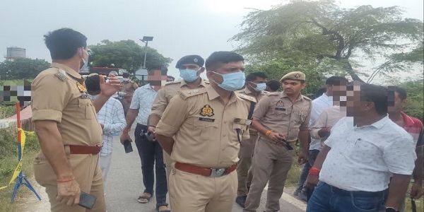 लखनऊ में झाड़ियों के किनारे एक लकड़ी के बक्शे में युवक की लाश मिली