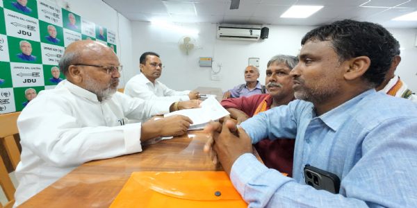 बाढ़ पीड़ितों को हरसंभव सहायता पहुंचाने के लिए एनडीए सरकार पूरी तरह प्रतिबद्ध : रत्नेश सदा