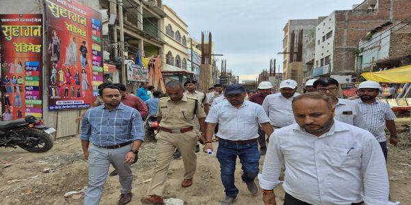 छपरा के डबल डेकर पुल निर्माण कार्य दिन-रात तीन शिफ्टों में करने का जिलाधिकारी ने दिया निर्देश